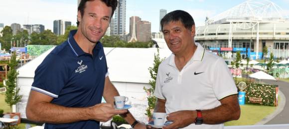 Toni Nadal y Carlos Moy durante un evento promocional en el Abierto de Australia 2017