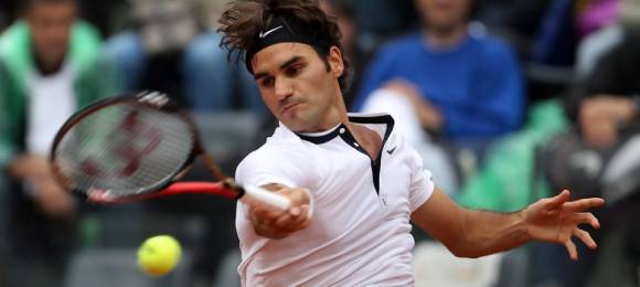 Roger Federer golpea de derechas vs Ernests Gulbis durante el Masters 1000 de Roma 2010