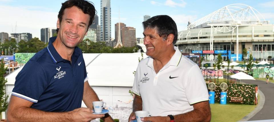 Carlos Moy y Toni Nadal durante un evento promocional en el Abierto de Australia 2017