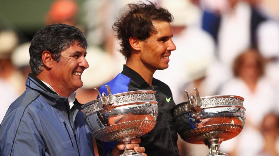 Momento indito en Roland Garros 2017 con Toni Nadal entregando el trofeo a Rafael