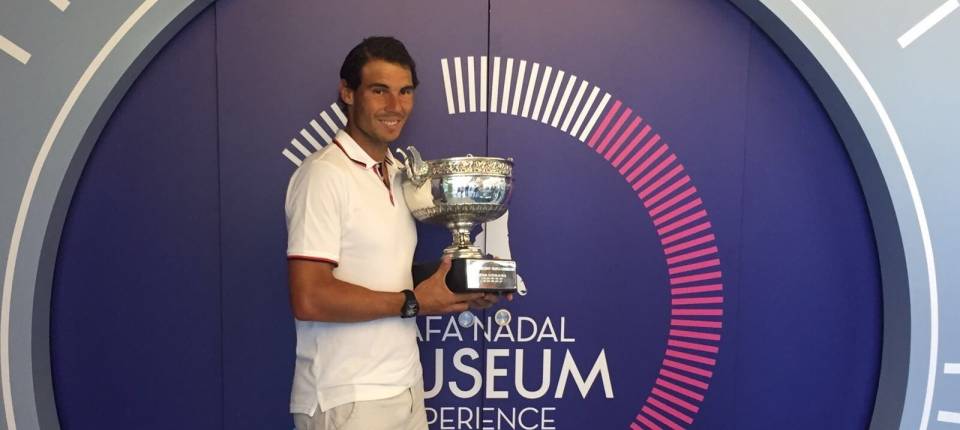 Rafa Nadal entrando en el Museo de su Academia para colocar La Dcima