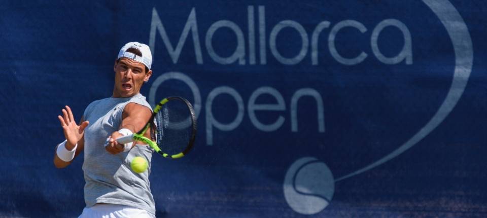 Rafa Nadal entrenando sobre las pistas de hierba del Mallorca Open 2017