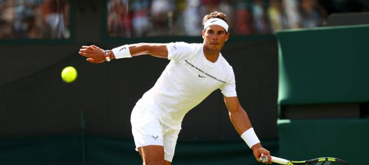 Nadal devuelve una bola de Millman durante su debut en Wimbledon 2017 (C) Michael Steele/Getty Images Europe