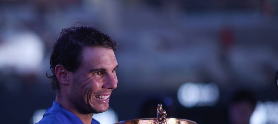 Rafa Nadal con la copa de campen del Abierto de China 2017