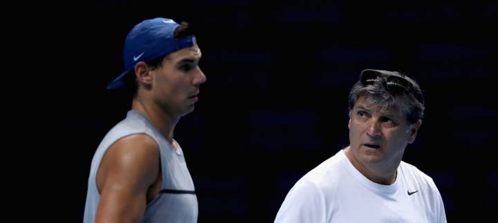 Rafa y Toni conversan durante un entrenamiento antes del debut en las Nitto ATP Finals 2017 (C) Getty Images