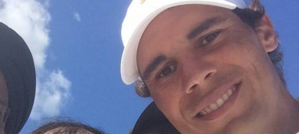 Rafa Nadal en Bahamas viendo el regreso de Tiger Woods