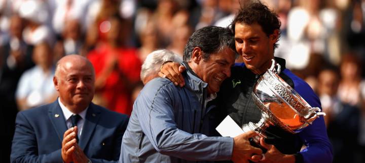 Uno de los momentos ms emotivos de Rafa y Toni Nadal, cuando ambos recibieron una Copa como campeones de Roland Garros 2017 (C) Adam Pretty/Getty Images