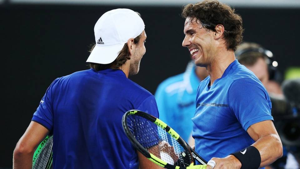 Rafa Nadal y Lucas Pouille se saludan en el Tie Break Tens - Melbourne, 10 enero 2018