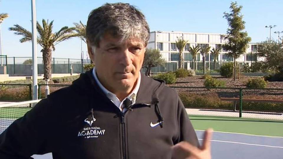 Toni Nadal en sus labores de entrenador en la Academia Rafa Nadal