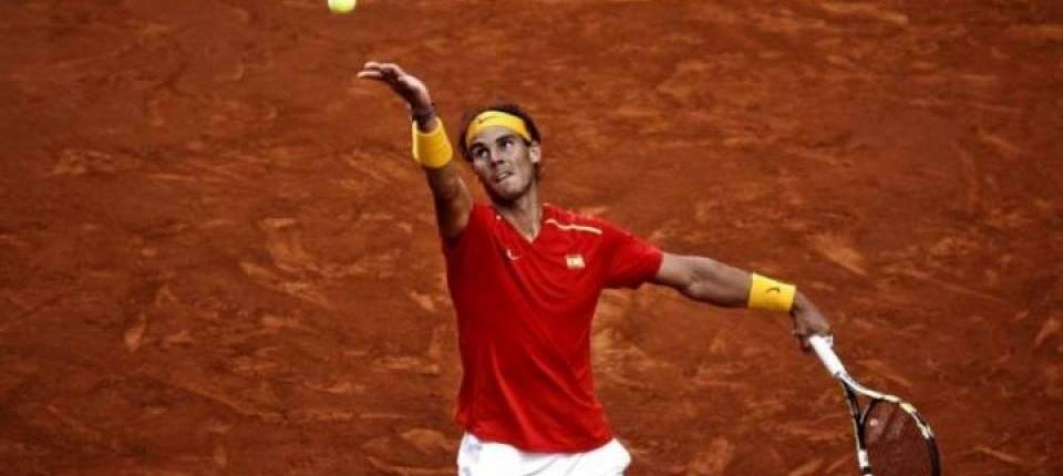 Nadal saca en una de sus ltimas apariciones en Copa Davis sobre arcilla