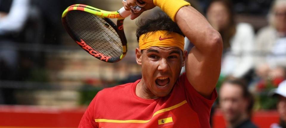 Nadal intenta un winner frente a Kohlschreiber - Copa Davis 2018 Espaa-Alemania Dia 1