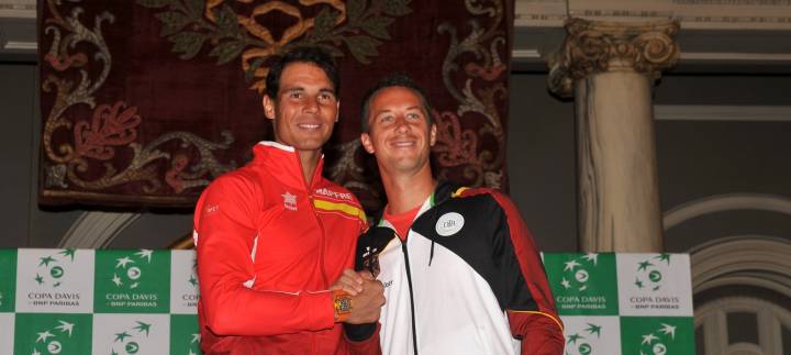 Nadal y Kohlschreiber se saludan el da del sorteo de emparejamientos Copa Davis 2018 Espaa-Alemania (C) "Tenis Espaa" via Twitter