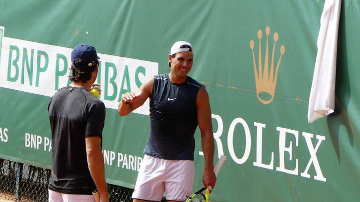 Nadal y Moy conversando este mates en el entrenamiento en el Masters 1000 de Montecarlo (C) @creamola_foam via Twitter