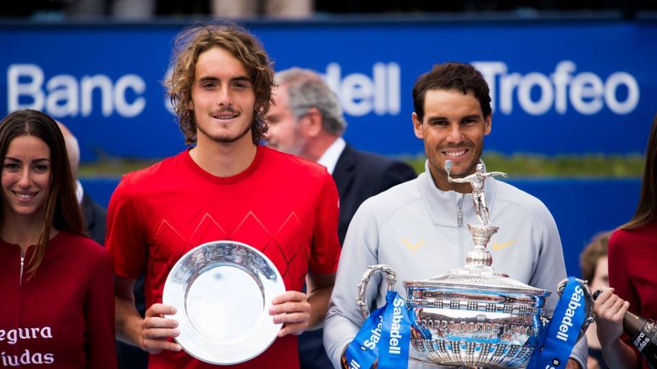 Tsitsipas y Nadal recogiendo sus trofeos en el Conde de God 2018