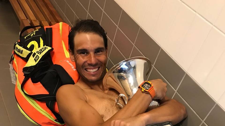 Alegra incontenible de Nadal en vestuarios con el trofeo de campen en el Masters 1000 de Roma 2018