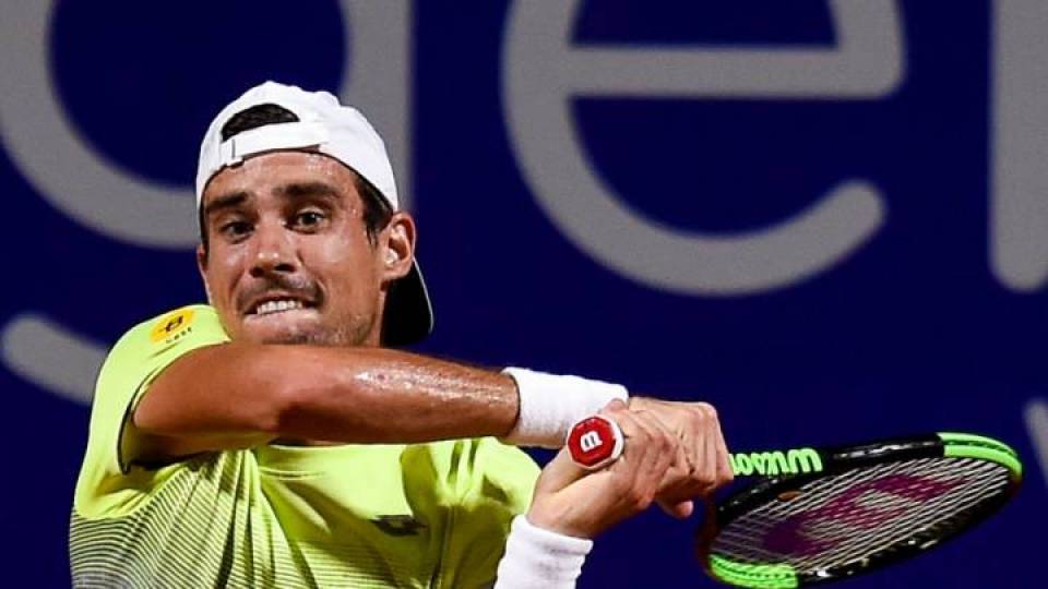 Guido Pella devuelve una bola a Dominic Thiem en el Argentina Open 2018