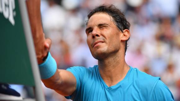 Nadal saluda el juez tras vencer en primera ronda de Roland Garros 2018