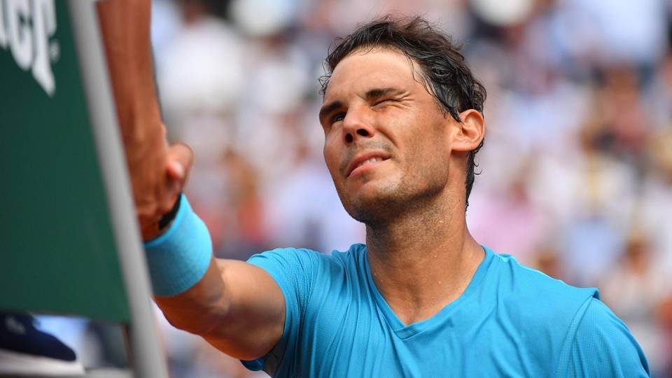 Nadal saluda el juez tras vencer en primera ronda de Roland Garros 2018