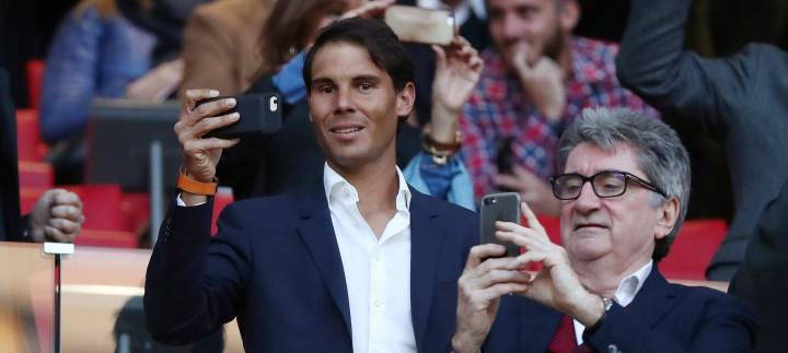 Nadal fotografiando durante el partido de ayer Atltico-Arsenal en el Wanda Metropolitano (C) Emma Sanders via Twitter