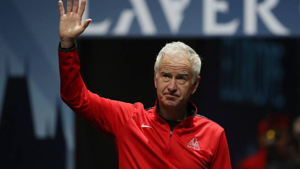 John McEnroe saluda durante la final de la Copa Laver 2017 en Praga