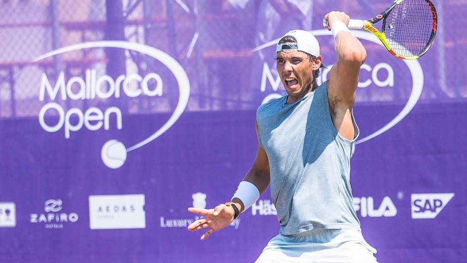 Nadal golpea una bola en un entreno en la hierba del Mallorca Open 2018