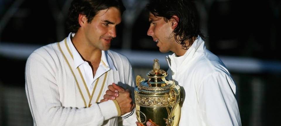 Roger Federer felicitando a Rafa Nadal por ganar Wimbledon 2008