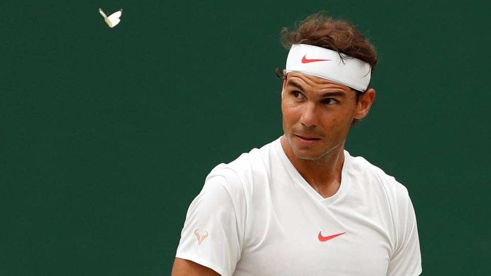 Rafa Nadal antes de sacar en uno de los partidos de Wimbledon 20182018