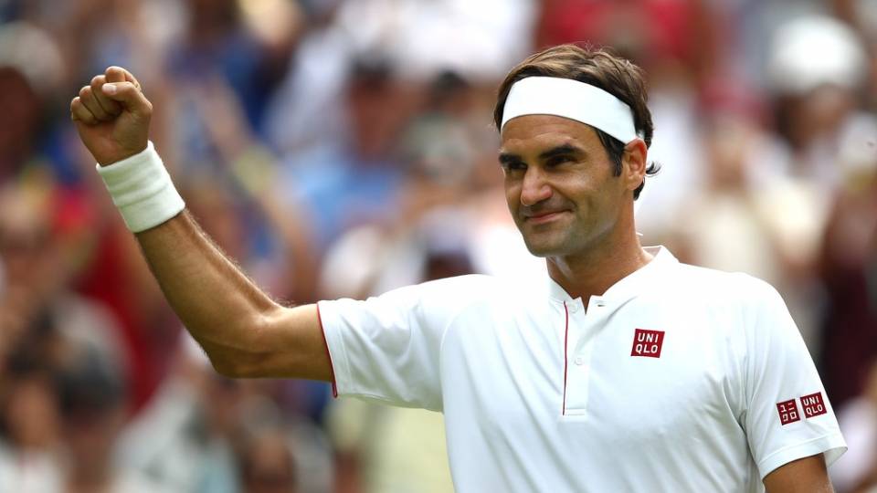 Roger Federer celebra su victoria contra Lukas Lacko en Wimbledon 2018