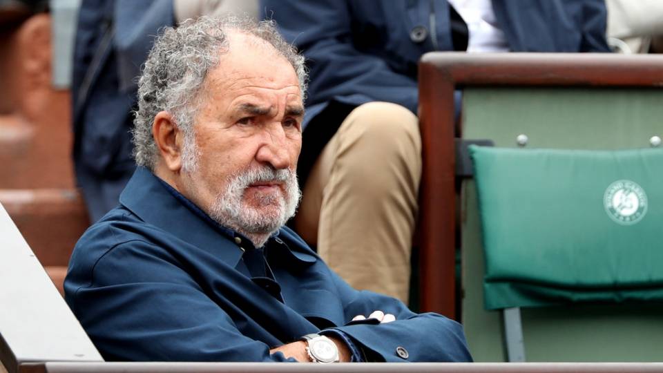 Ion Tiriac durante presenciando un partido de Roland Garros 2018