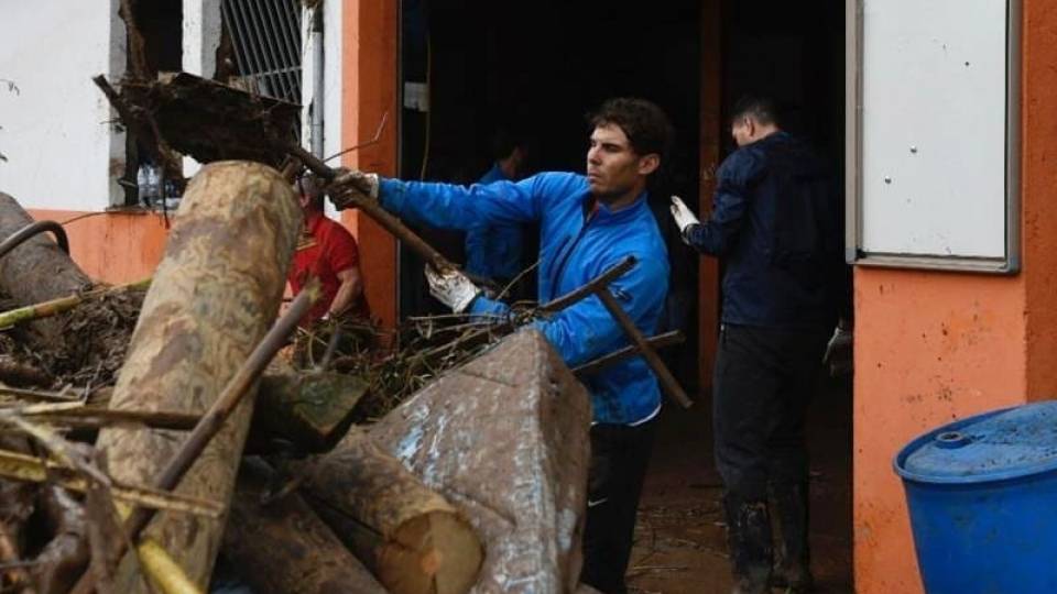 Rafael Nadal retirando agua y lodo tras las inundaciones de Mallorca