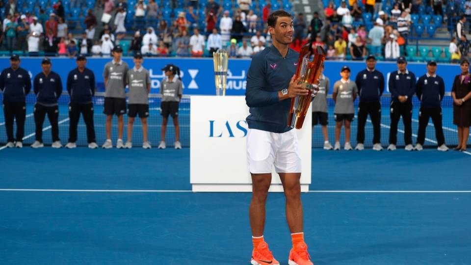 Nadal posa con el trofeo de campen en Abu Dabi 2016