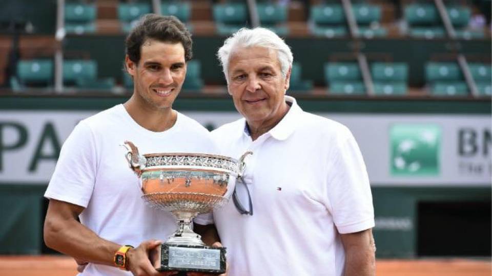 Rafa Nadal con su padre Sebastin junto al ltimo trofeo de Roland Garros