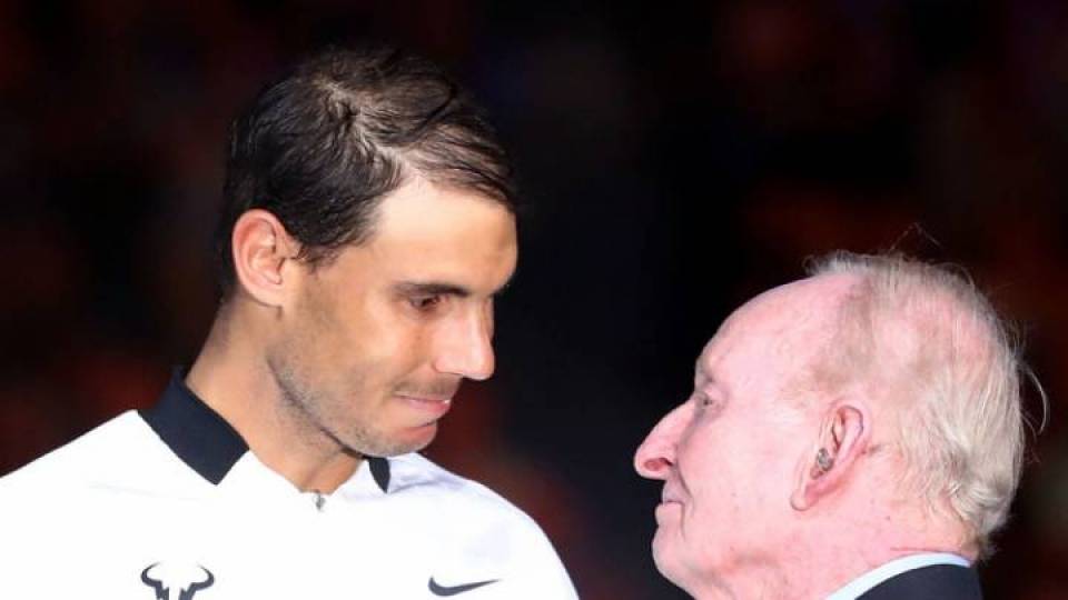 Rod Laver entrega a Rafa Nadal el trofeo de finalista vs Roger Federer en el Open Australia 2017