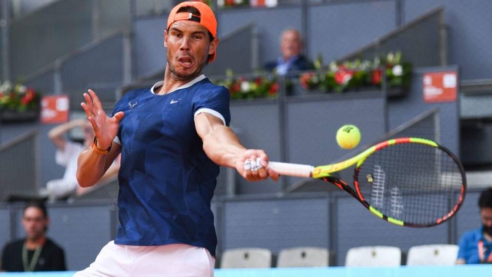 Rafa Nadal golpea una bola en un entrenamiento en la Caja Mgica