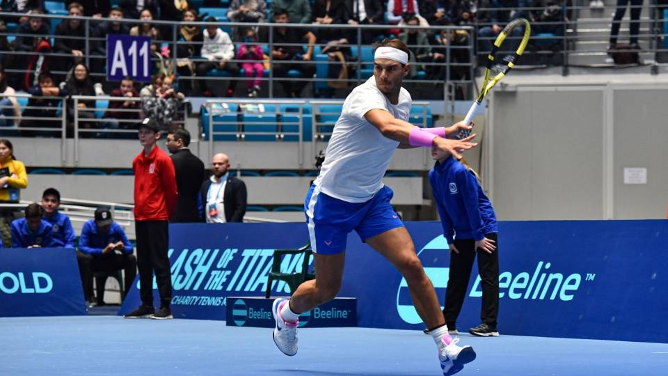 Rafa Nadal se dispone a golpear una bola frente a Novak Djokovic en la exhibicin de Kazajistn