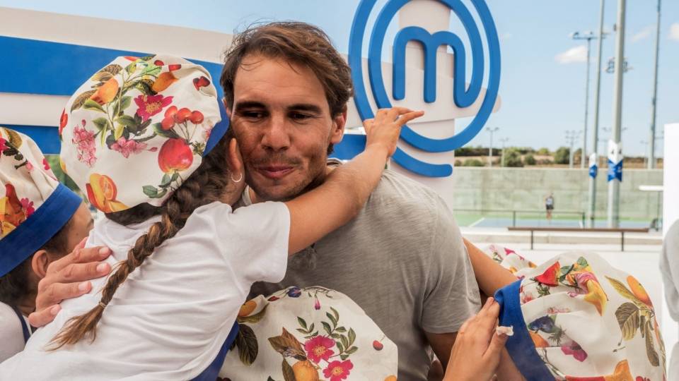 Los más pequeños abrazan cariñosamente a Rafael Nadal en Masterchef Junior Especial Navidad 2019