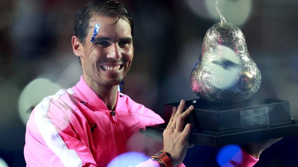 Nadal alzando su trofeo como campon del ATP Acapulco 2020