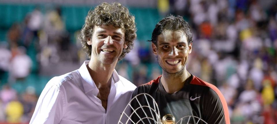 Gustavo Kuerten entrega el trofeo de campon a Rafael Nadal en el ATP de Ro de Janeiro 2014