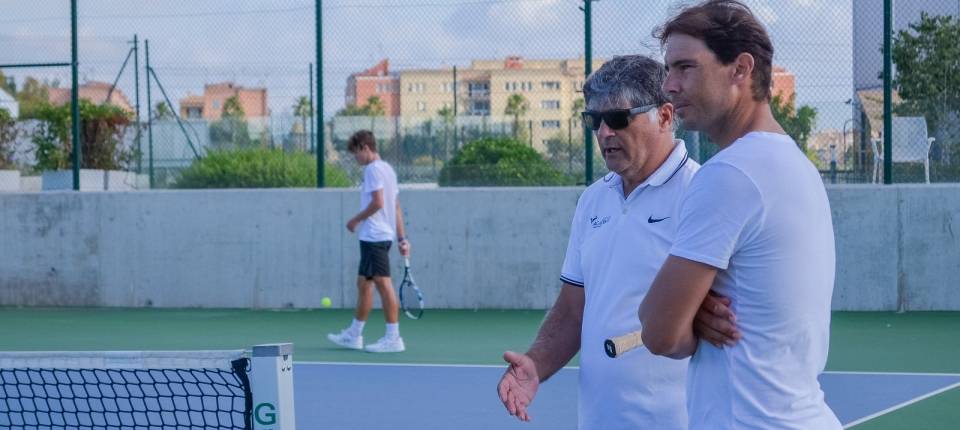 Nadal se quita la chaqueta durante su partido contra Thiem en el Abierto de Australia 2020