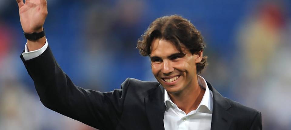 Nadal saluda a la aficin en el Santiago Bernabeu, en un partido de la Champions 2010