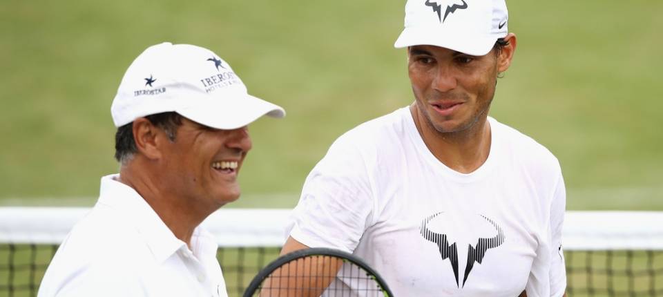 Toni Nadal y Rafa Nadal durante un entrenamiento en Wimbledon 2017