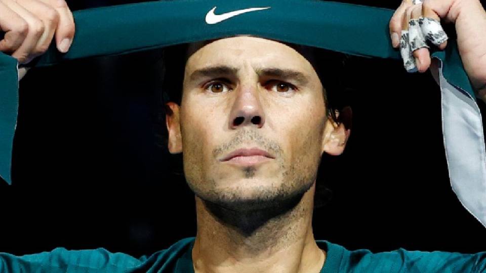 Rafa Nadal se ajusta la cinta durante un partido de la Copa de Maestros 2020