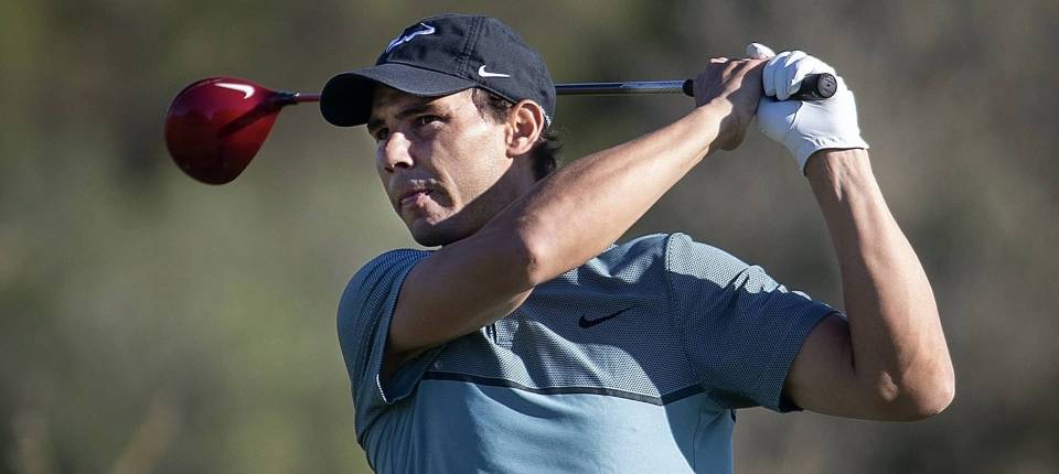 Nadal golpea la bola en el Campeonato Campeonato de Baleares de golf 2020