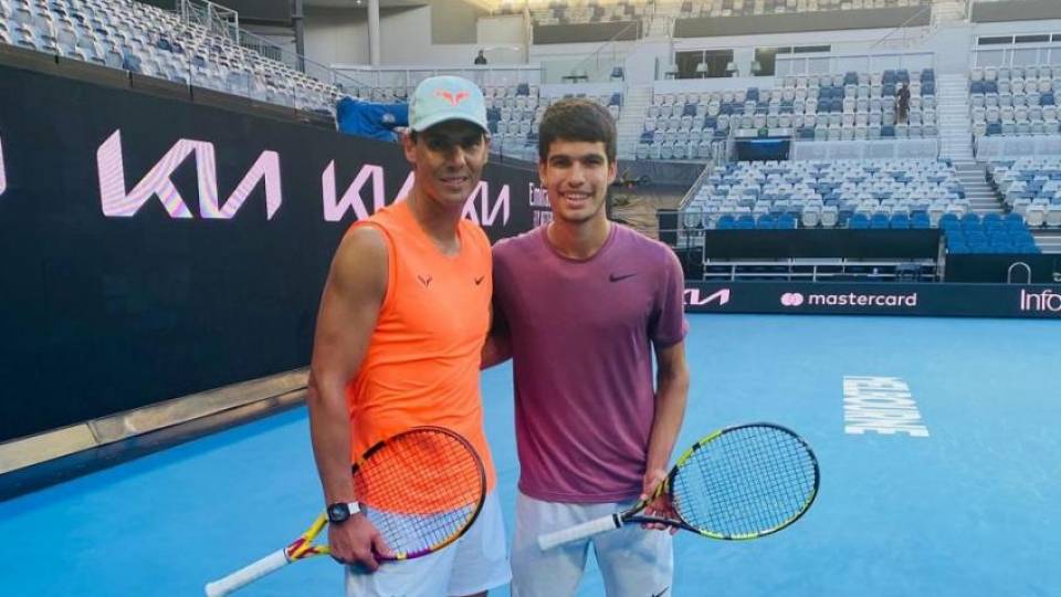 Nadal y Alcaraz compartiendo entrenamiento en una foto de archivo