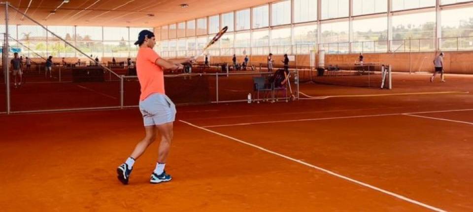 Rafa Nadal volvi a golpear la bola despus de 4 semanas de reposo por su lesin costal