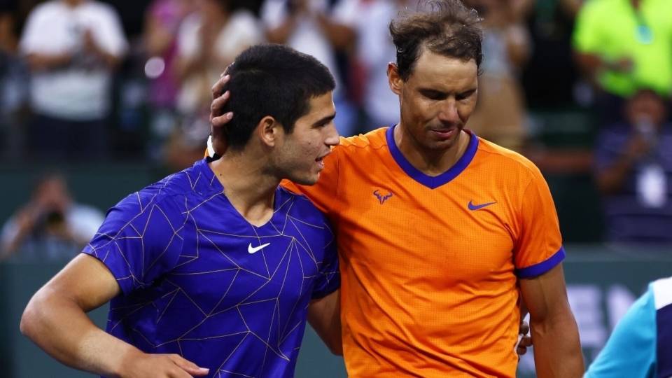 Carlos Alcaraz y Rafa Nadal se saludan al trmino de su ltimo encuentro